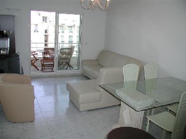 view lving room with sofabed
