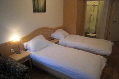 3 bedrooms, 2 with ensuite facilities, sleeps 3-9