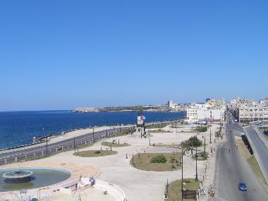 a spacious view over the Antonio Maceo Park and Havanas famous promenade, MALECON