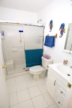 2 bath rooms with shower/tub