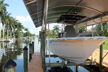 Privat Boatdock at a wide saltwater canal for yourfree disposal 