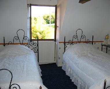 Bedroom with 2 twin beds