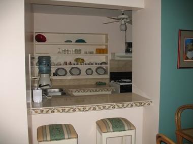 Lunch Bar and Full Kitchen