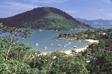 Araujo Island and Praia Grande view since the road.