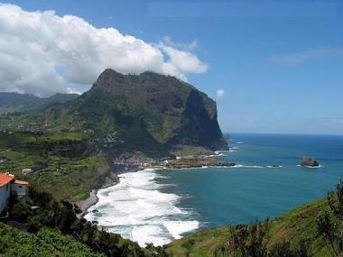 The Sea of Porto da Cruz is good for Surfing