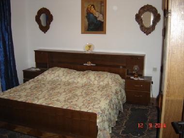 ..comfortable double bedroom..