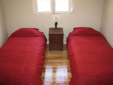 bedroom with 2 beds