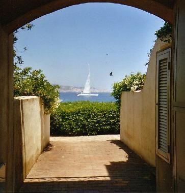 a pedestrian access to the sea/beach