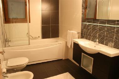 BATHROOM WITH JACUZZI