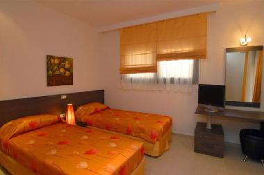 BEDROOM WITH TWIN BEDS