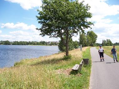 Walking or skating around the lake of Weissenstadt