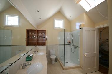 Master en-suite bathroom