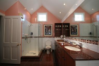 Guest en-suite bathroom