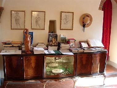Our Guests, have the little library at disposal for guides, maps, and art books . At reception we ma