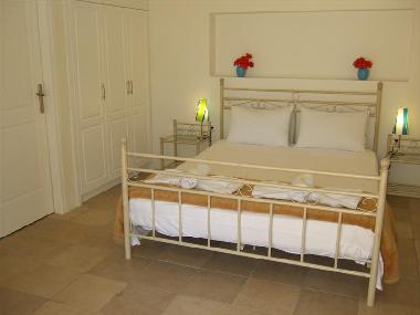The double bedroom with the en-suite bathroom with shower