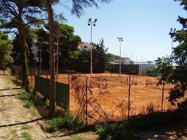 Tennis courts, 100 m of apartment