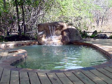 Splash pool with water feature