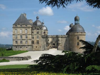 walk to the Chateau de Hautefort