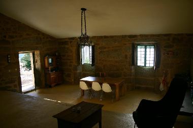 Quinta das Canas living room with spacious dining area