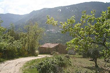 view of Quinta das Canas from the dirt road