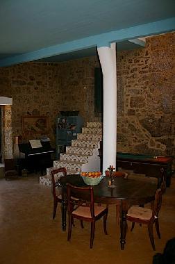 the Lagar Lounge with piano, wifi internet, tv, and tourist information