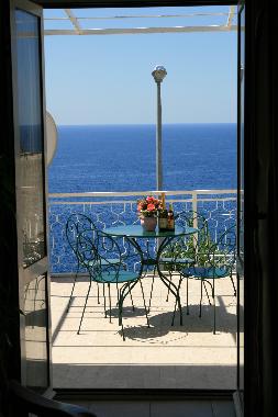 NOTE this!!!partly sea view.there are houses on the left and right sight of the view. the photo is t