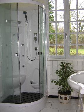 A refreshing shower to ease the aches and pains after all that sightseeing!!