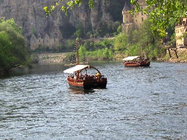 Take a "Gabarres" and sail down the Dordogne River, or take a trip in a canoe and see the fantastic 