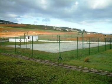 Tennis court belonging to the complex 