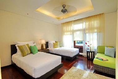 Bedroom 2 with twin beds
