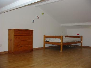 Second bedroom : 3 single beds