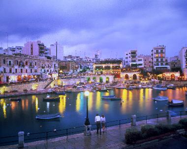 Spinola bay - Sunset walks along the long promenade