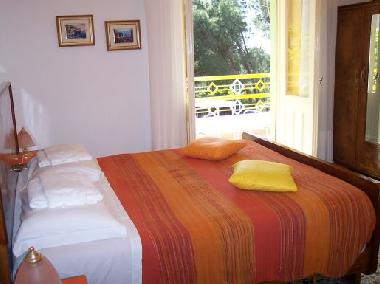 Double room with balcony, pine wood front, a glimpse to the sea.