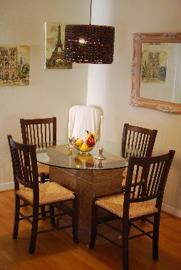 Dining Room, that seats 6 comfortably!