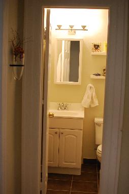 Full bathroom off of the hallway.