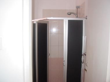 Wash Room 1 shower cubicles with hot water