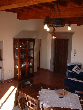 Apartment entrance door. (internal view)