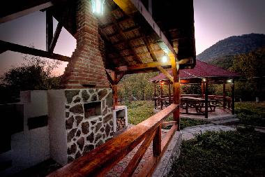 Stejar Chalet - barbecue by night