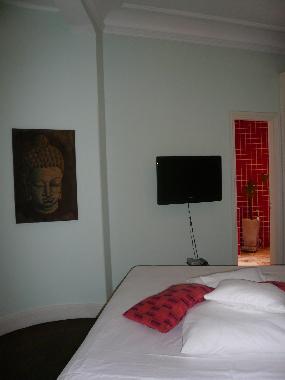 suite with Red Bath