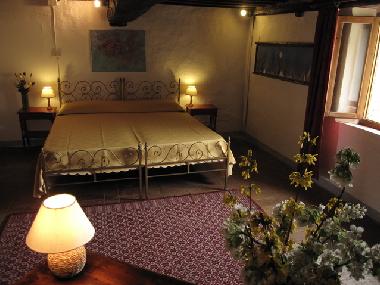 20 Quadratmetergrosses Doppelzimmer im Hauptgebudes. Bett mit bergrsse und zustzliche Mglichkei