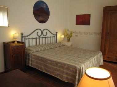 Helles ebenerdig gelegenes Doppelzimmer mit grosser Fenstertr. Blick auf den Garten und die sdlich