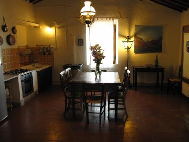 Grosse helle komplett eingerichtete Kche: Splmaschine, Gas-Backofen, Khlschrank, Mikrowelle, Gash