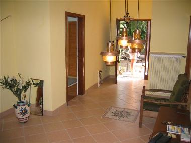 the friendly entrance with mediterran tiles and high ceiling