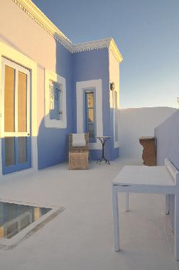 balcony upstairs with lounge and half shadow/sun