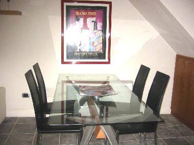 It can easily sit 6 people at the table