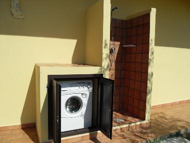 External shower (cold and hot water) and washing machine