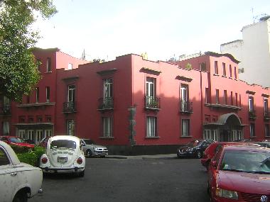 Right next to the Building: Little Morelia Park with lovely cafe