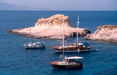 Day trippers at the Siren Rocks