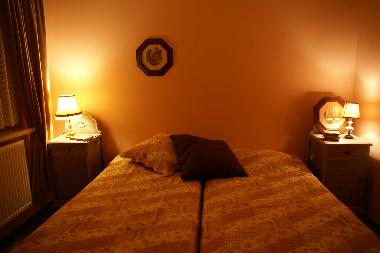Orange room with 2 single beds