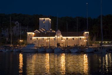 Maslinica by night